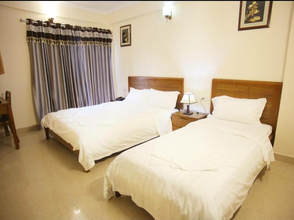 The Lounge Business Hotel Bangalore Exterior photo